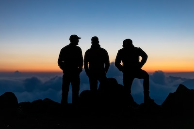 Tijmen zou vooral filmen, maar schuifelt uiteindelijk zelf als een pinguïn de Kilimanjaro op