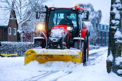Hevige sneeuw dwingt Drenthe tot afsluiten van provinciale wegen 'fietspaden worden niet meer gestrooid'