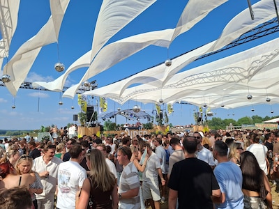 Feesten bij 30 graden? Op Dreamfields is het dringen voor water en zonnebrand