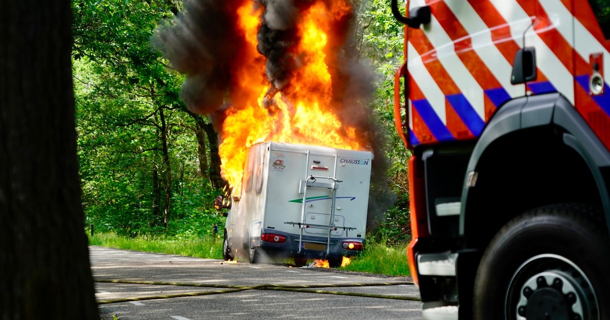 Camper vliegt tijdens het rijden in brand op Tweede Stichting in Oploo