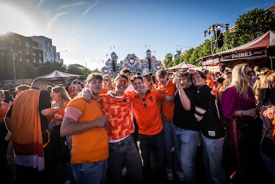 Koningsnacht: Volle pleinen, waarschuwing voor onderkoeling en opstootjes door alcohol