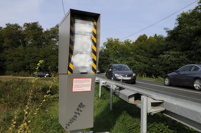 Met verf beklad, stukgeslagen of in brand gestoken: Fransen vernielen massaal snelheidscamera’s