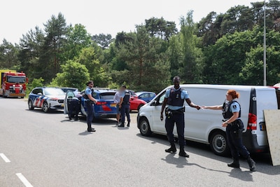 Marechaussee trekt zwaarbeladen bestelbus van de weg, dan blijkt dat het foute boel is