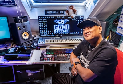 Hardcorelegende dj Gizmo maakte tonnen op aan drugs en gokken, nu verbouwt hij badkamers om rond te komen
