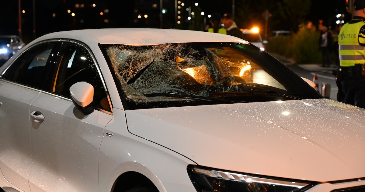 Ernstig ongeluk leidt tot opvallende ontdekking: pistolen gevonden in tas naast aangereden voetganger.