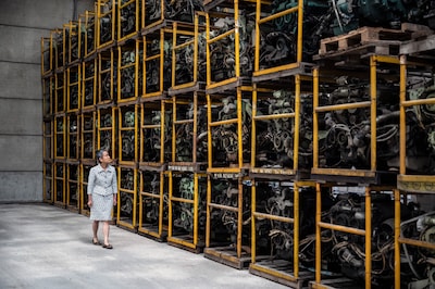 Bejaard duo verdiende miljoenen met legeronderdelen, maar betaalde nooit belasting: nu krijgen ze op