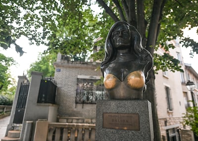 Parijse politici eisen verbod op betasten bronzen borsten van overleden zangeres