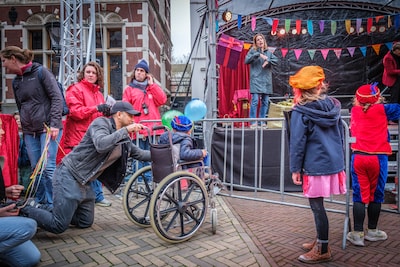 Vanuit je rolstoel naar de intocht van Sinterklaas kijken, het kon in Utrecht: ‘Fijn dat ze daar ove