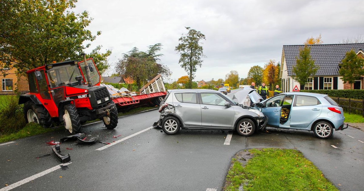 Ravage na harde botsing tussen auto's en tractor in Harskamp