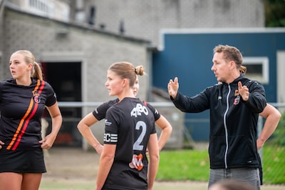 Twee broers, twee clubs, één probleem: wie is nou eigenlijk de echte coach?