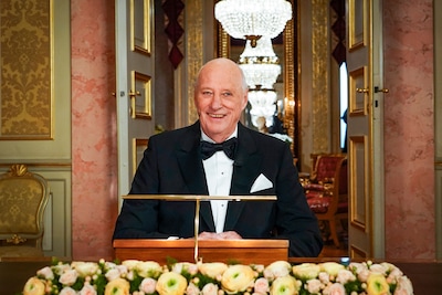 Lichaam koning Harald naar rode salon in Koninklijk Paleis