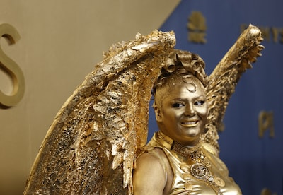 Opvallendste look van de Emmy’s? Deze actrice gaat als levende award over de loper
