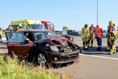 Auto klapt achterop vrachtwagen op A2 bij Culemborg