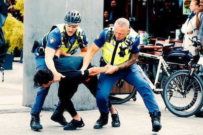 Op een warme avond gaat het mis onder het Bollendak en steekt Esmat drie mannen neer