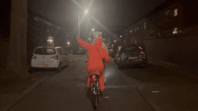 Juf Rosemarie fietst in wortelpak naar school: ‘Heb hem te pas en te onpas aan’