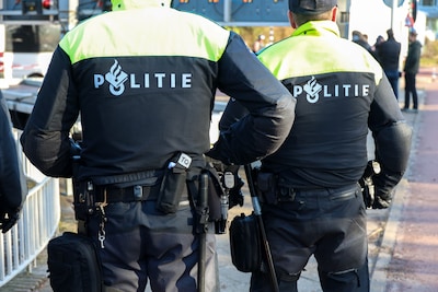 Agenten onderling verdeeld na hard optreden bij Vitesse: ‘Waar zijn we mee bezig? Ik schaam me kapot