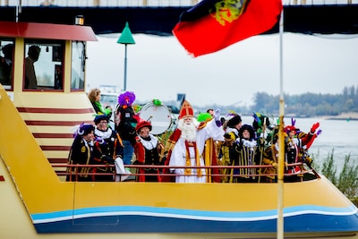 Sint wordt verwelkomd in Nijmegen,  buschauffeur mist memo en komt vast te staan op de Waalkade