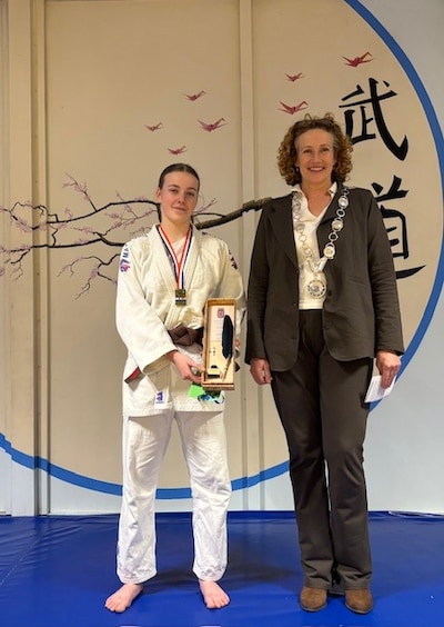 Burgemeester reikt 'Pluim van de burgemeester' uit aan nationaal judokampioen in Didam