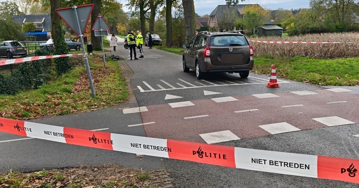 Fietser aangereden door auto in Zelhem, weg afgesloten.