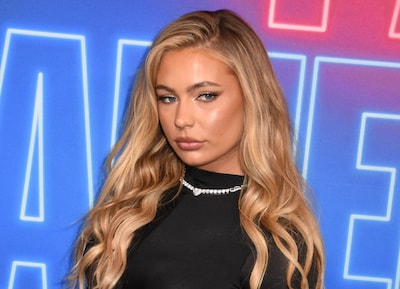 Jutta geniet van Amerikaans vliegtuigontbijt en Yolanthe verkleed als zwarte kat