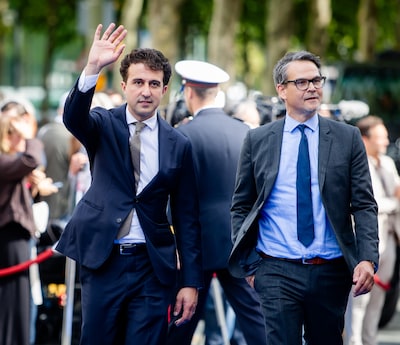 LIVE Prinsjesdag | Kamerleden arriveren bij Koninklijke Schouwburg, tientallen demonstranten langs route van glazen koets