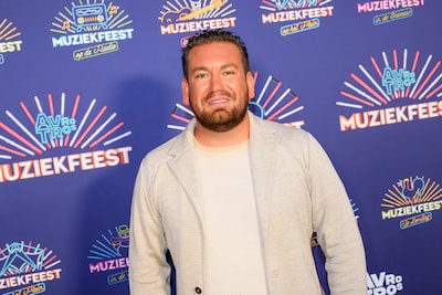 Auto van volkszanger gestolen met drie kinderen op de achterbank