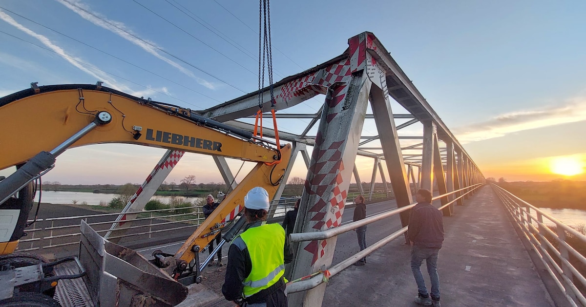 Maasbrug halve dag dicht na klap van graafmachine: ‘Per ongeluk aan de knuppel gezeten’