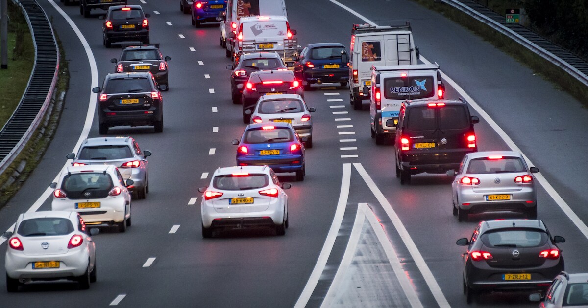 Vrachtwagen met pech geeft veel verkeershinder op A28 bij Soesterberg