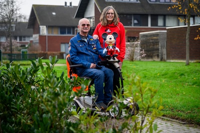 Lichamelijk beperkte Ad zit na Disneytrip in VS twee dagen vast op luchthaven: ‘Aan ons lot overgelaten’