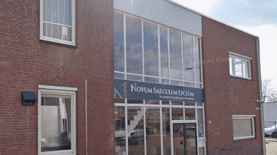 Hij werd weggestuurd bij het Cornelius Haga Lyceum, maar nu heeft Soner Atasoy vier islamitische scholen