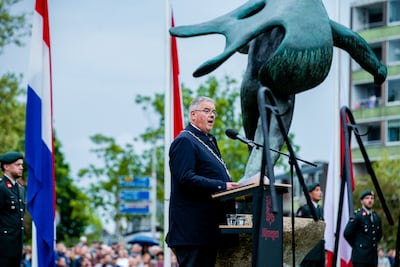 Vele honderden mensen bij herdenking, Bruls: ‘We mogen rode waarschuwingsvlaggen niet negeren’