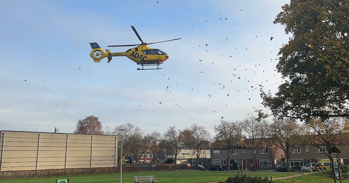 Traumahelikopter voert slachtoffer af na ongeval bij kinderdagverblijf in Rijssen.