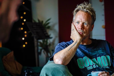 Hoe Diggy Dex (na een burn-out) anders naar geluk kijkt en dit kwetsbaar bespreekt in het theater
