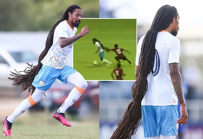 Dreadlocks tot aan de enkels: voetballer wordt aan zijn extreem lange haren naar de grond getrokken