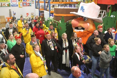 Bier en muziek: zo zegenen hoogheden de Needse carnavalswagens in