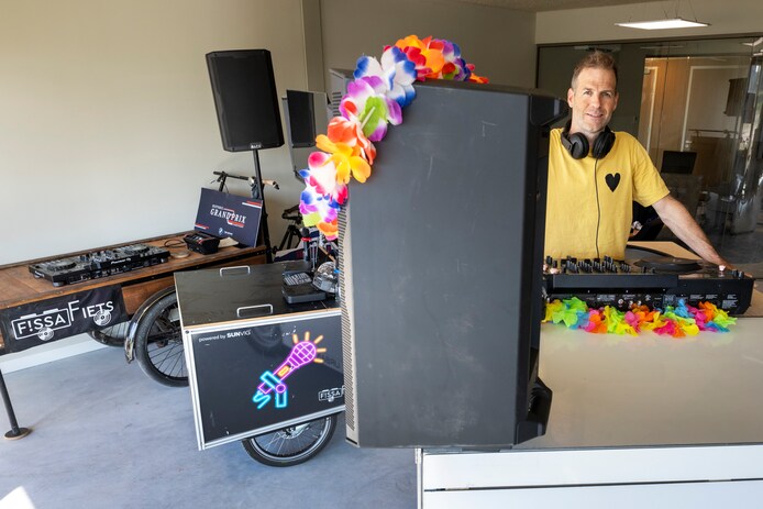 Joppe bouwt bakfietsen mét dj-booth: ‘Bij het laatste model kun je er ...