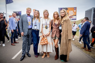 De mouwloze top en het nonchalante vestje vormden perfecte zomerlook voor koningin op het circuit
