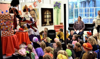 Sinterklaas viert feest in Bibliotheek Veenendaal