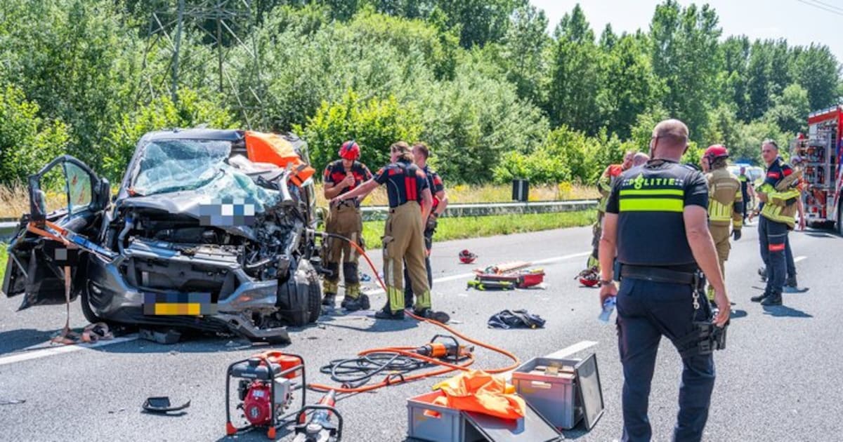 Bestelbusje rijdt op een vrachtwagen bij Zevenbergen: traumahelikopter geland
