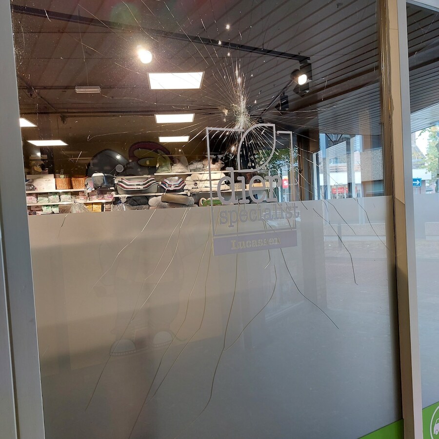 Zevenaarse dierspecialist geeft jongens die de ruit van zijn winkel ...