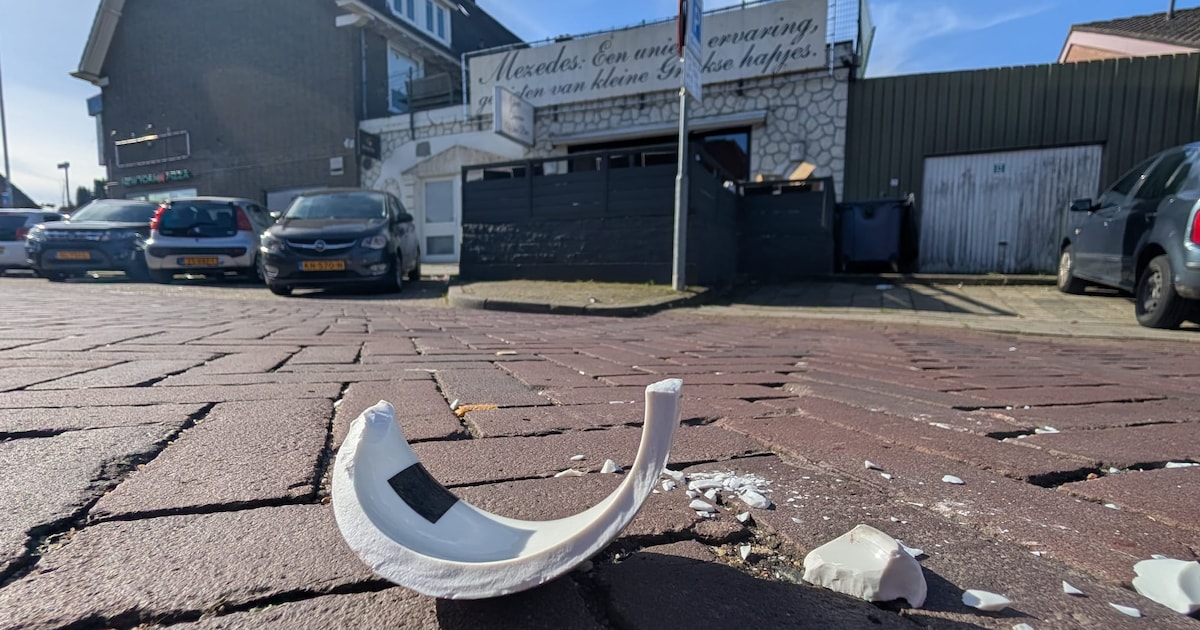 Bizar: borden bij Grieks restaurant massaal kapot gegooid, servies ligt ook op straat