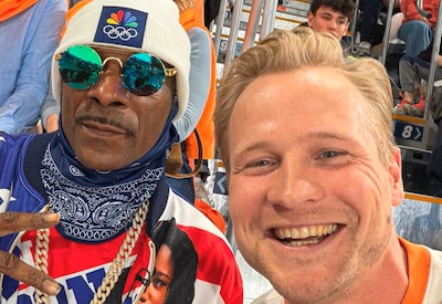 Kalvijn loopt met neppe gouden medaille door Milaan en gaat met velen op de foto