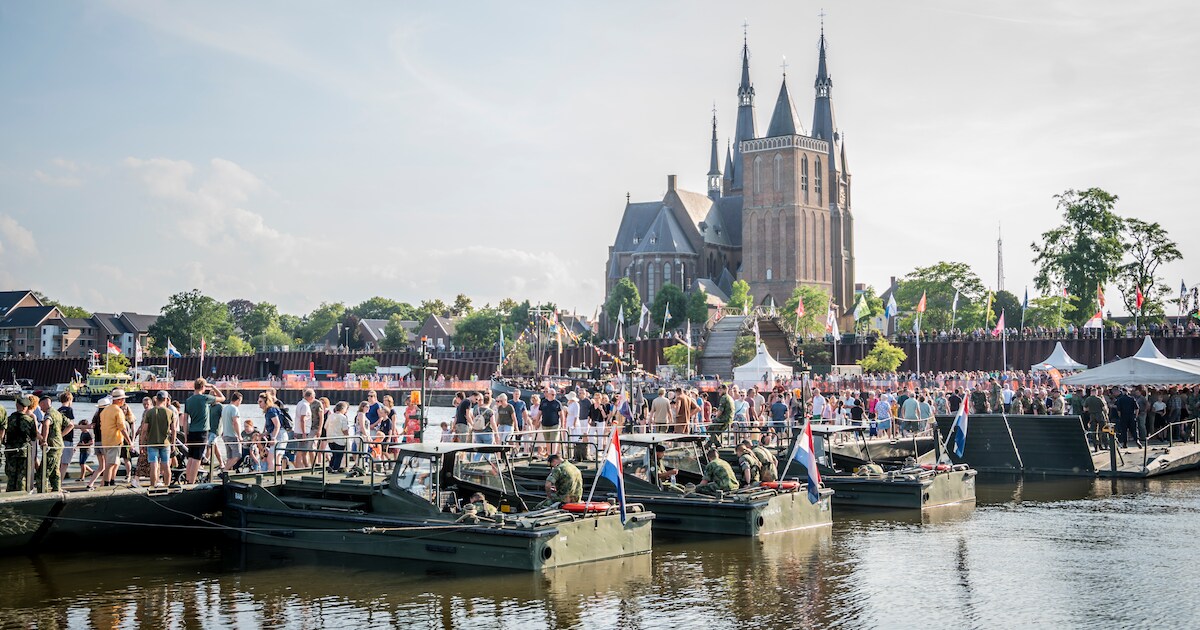 Pontonbrug Cuijk ligt klaar als vanouds, al lopen er vrijdag minder ...