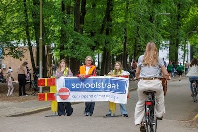 Héél even is het bij deze basisscholen géén complete verkeerschaos: ‘Mag voor mij wel permanent worden’