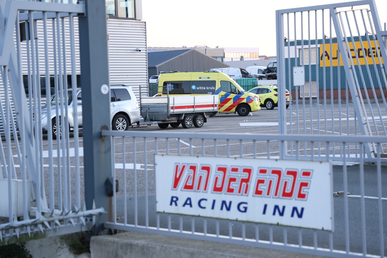 Schooluitje eindigt in nachtmerrie voor tiener als hoofddoek vastzit in ...