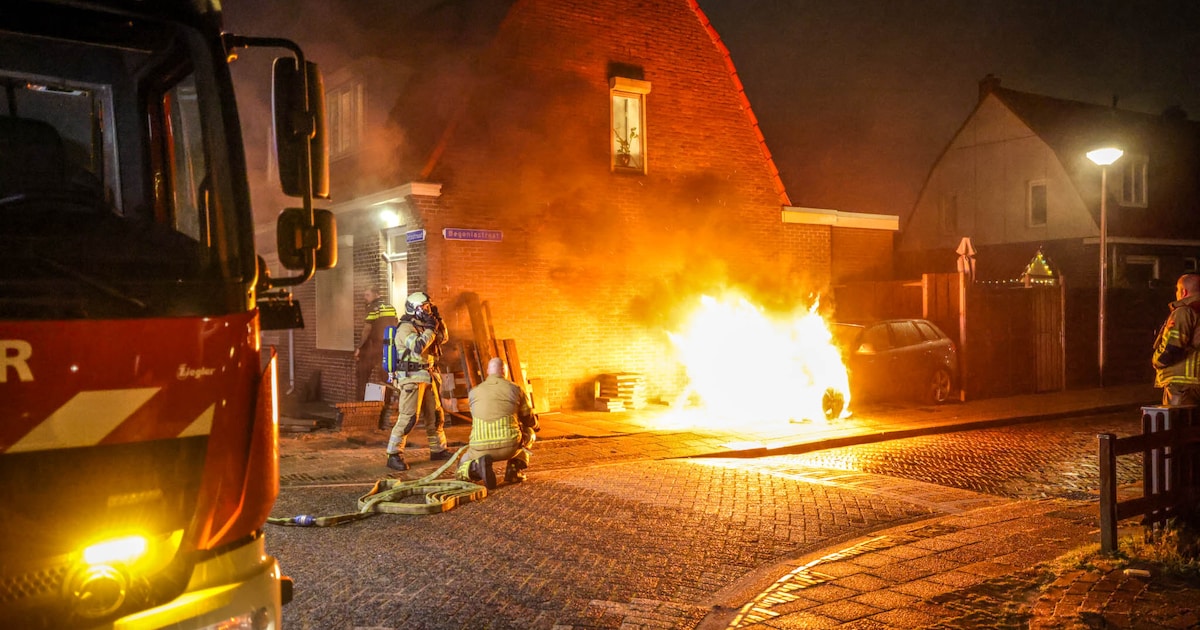 Auto brandt volledig uit naast woning in Amersfoort, politie haalt bewoners naar buiten