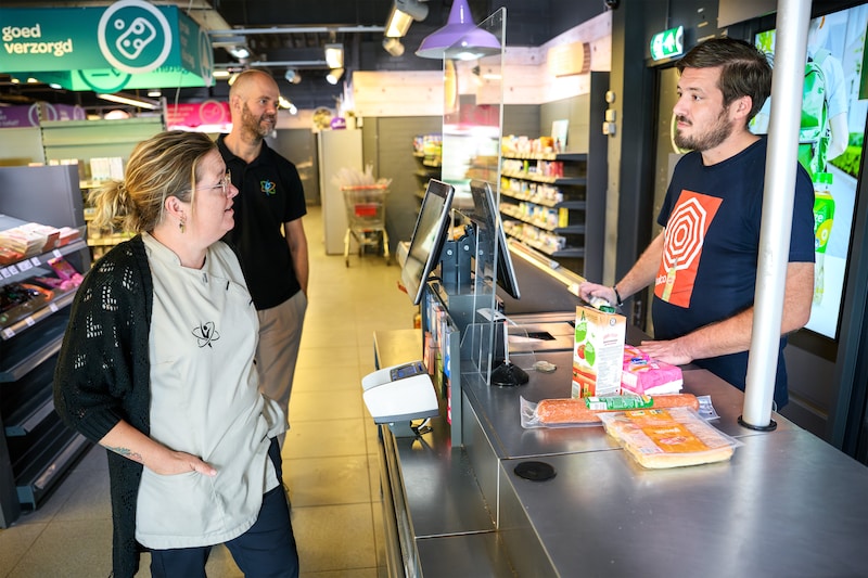 Rik Prop (rechts) praat met Mitzy van Linschoten en Martijn den Ouden over de sluiting van zijn supermarkt.