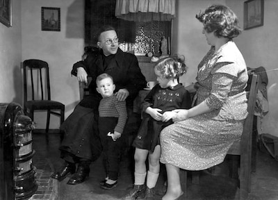 Pastoor adviseert nóg een kind en dondert van zijn stoel na opmerking van vader