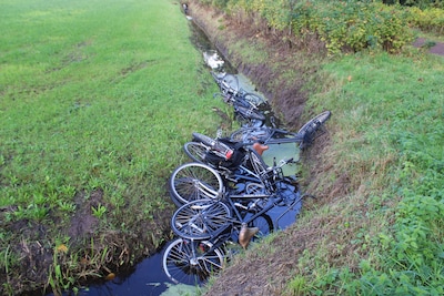 Zure verrassing in Leusden: vandalen gooien zo’n tien fietsen in de sloot