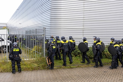 ME beëindigt illegaal feest in Amsterdams bedrijfspand